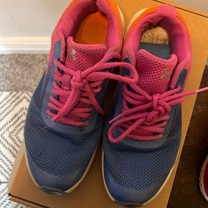 Under armour sneakers size 5.5 usa